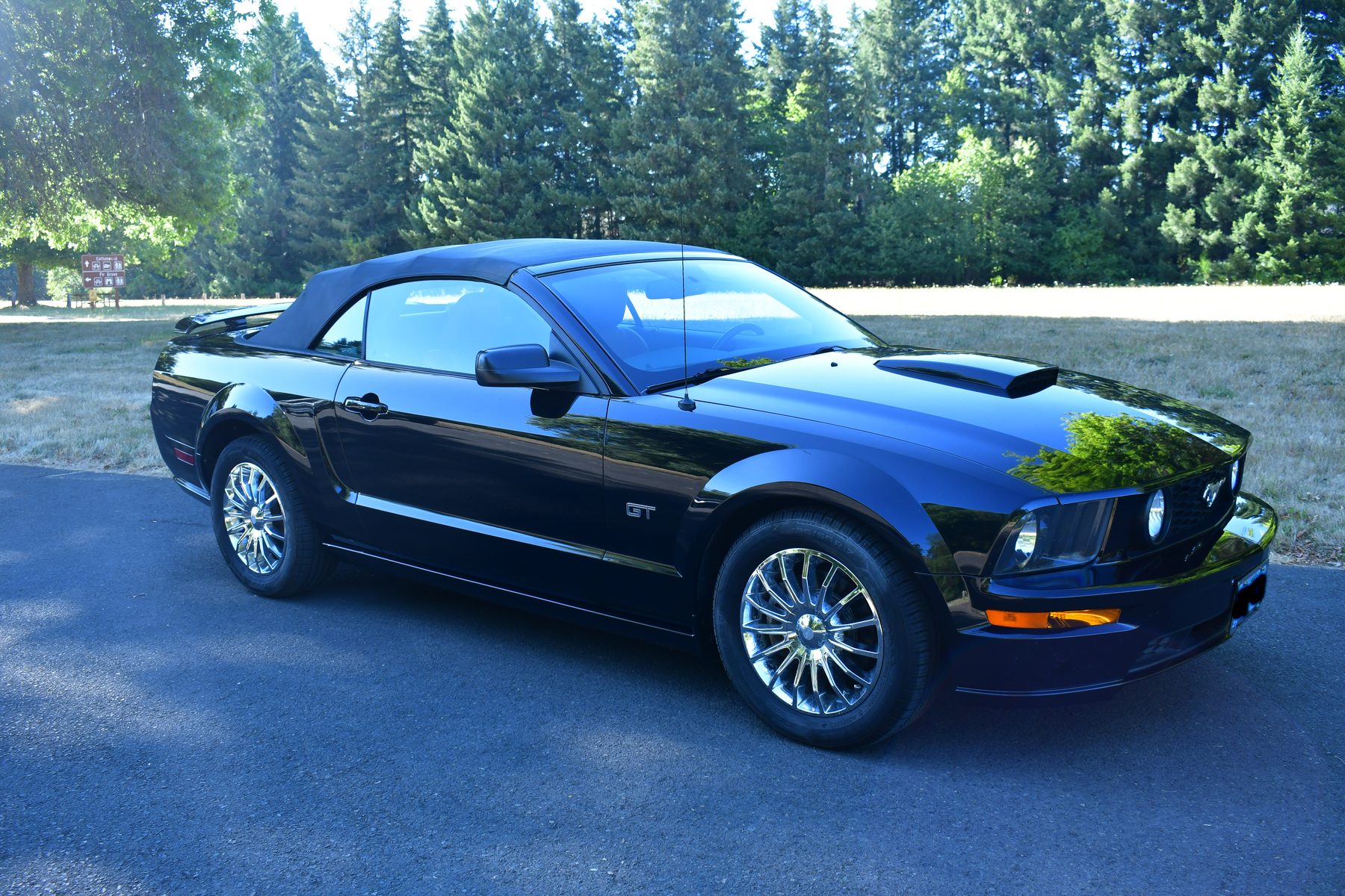 2007 Ford Mustang GT convertible, front three-quarter view